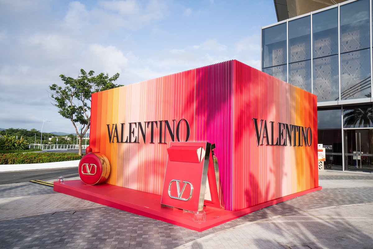 LOrealGroupe's tweet photo. 🎉 #Celebrating2021 with our iconic brands and their aesthetic and modern travel retail stores around the world! 🌍 💄 Which one is your favorite?  😉 https://t.co/yOqdoUeVua