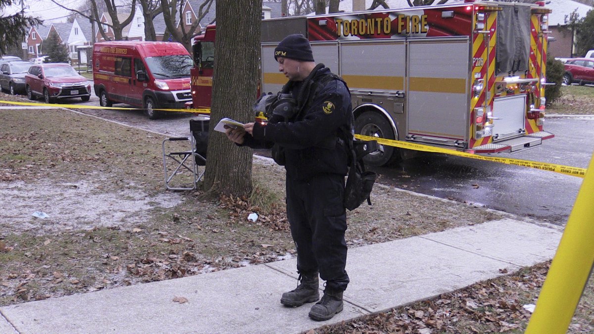 TorSunphoto21's tweet photo. Second fatal fire since Christmas Day claims the life of a woman in her 60s who lived in a second floor of low-rise apartment on Pell St.southwest of  Midland and Kingston Rd. #TorontoFireService and #OFM on scene. Investigators looking at kitchen area #TPFFA @Toronto_Fire https://t.co/3XmzGcHfYz