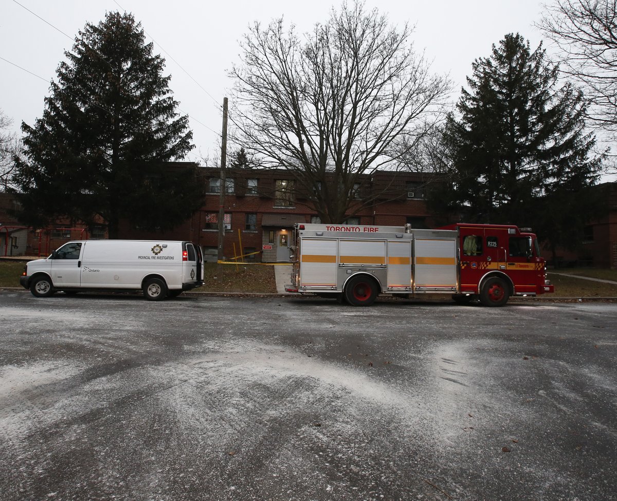 TorSunphoto21's tweet photo. Second fatal fire since Christmas Day claims the life of a woman in her 60s who lived in a second floor of low-rise apartment on Pell St.southwest of  Midland and Kingston Rd. #TorontoFireService and #OFM on scene. Investigators looking at kitchen area #TPFFA @Toronto_Fire https://t.co/3XmzGcHfYz