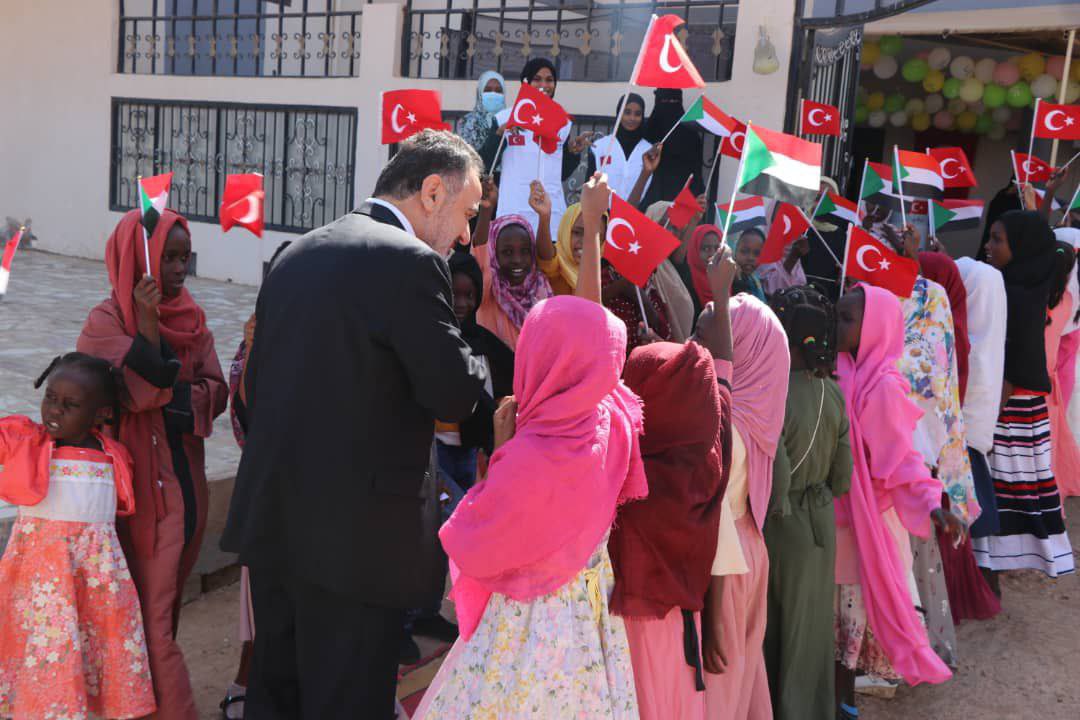 hayratyardim's tweet photo. Türkiye Hartum Büyükelçisi İrfan Neziroğlu Beyefendi Sudan'daki yetim eğitim merkezimize ziyaret gerçekleştirdi.

Büyükelçimize, yapılan faaliyetler hakkında bilgilendirmede bulunuldu. Kendilerine göstermiş olduğu ilgi ve alakadan dolayı teşekkür ediyoruz. @ineziroglu https://t.co/bx1ncqrbDF