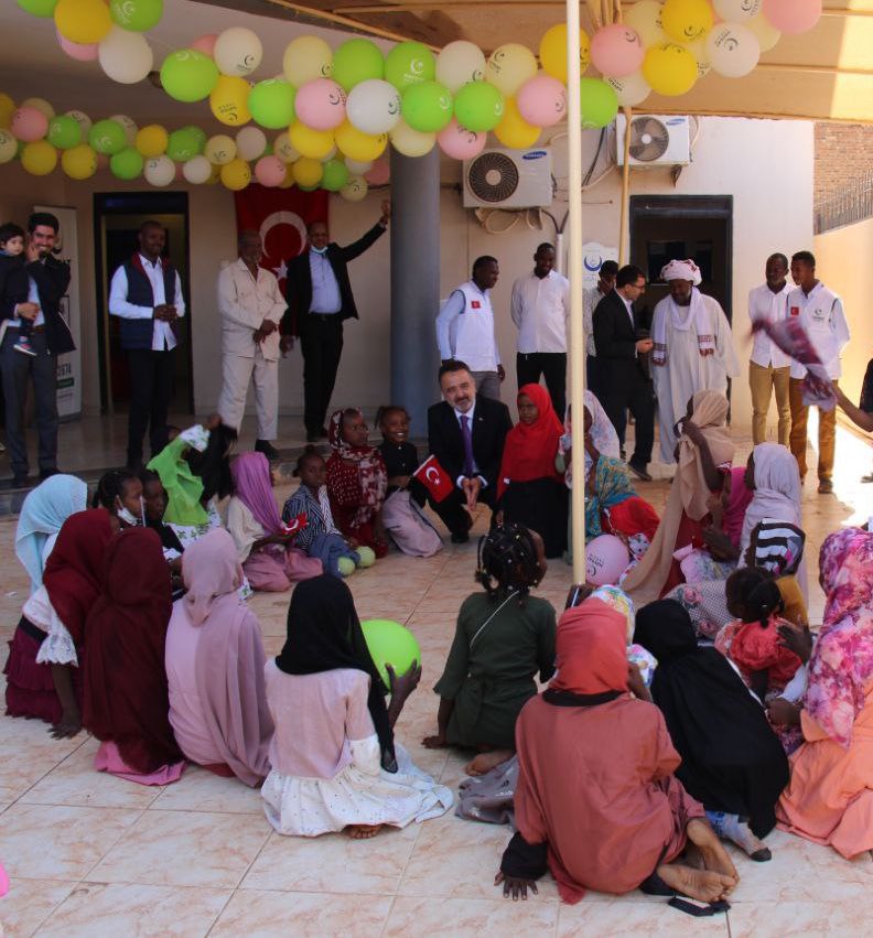 hayratyardim's tweet photo. Türkiye Hartum Büyükelçisi İrfan Neziroğlu Beyefendi Sudan'daki yetim eğitim merkezimize ziyaret gerçekleştirdi.

Büyükelçimize, yapılan faaliyetler hakkında bilgilendirmede bulunuldu. Kendilerine göstermiş olduğu ilgi ve alakadan dolayı teşekkür ediyoruz. @ineziroglu https://t.co/bx1ncqrbDF
