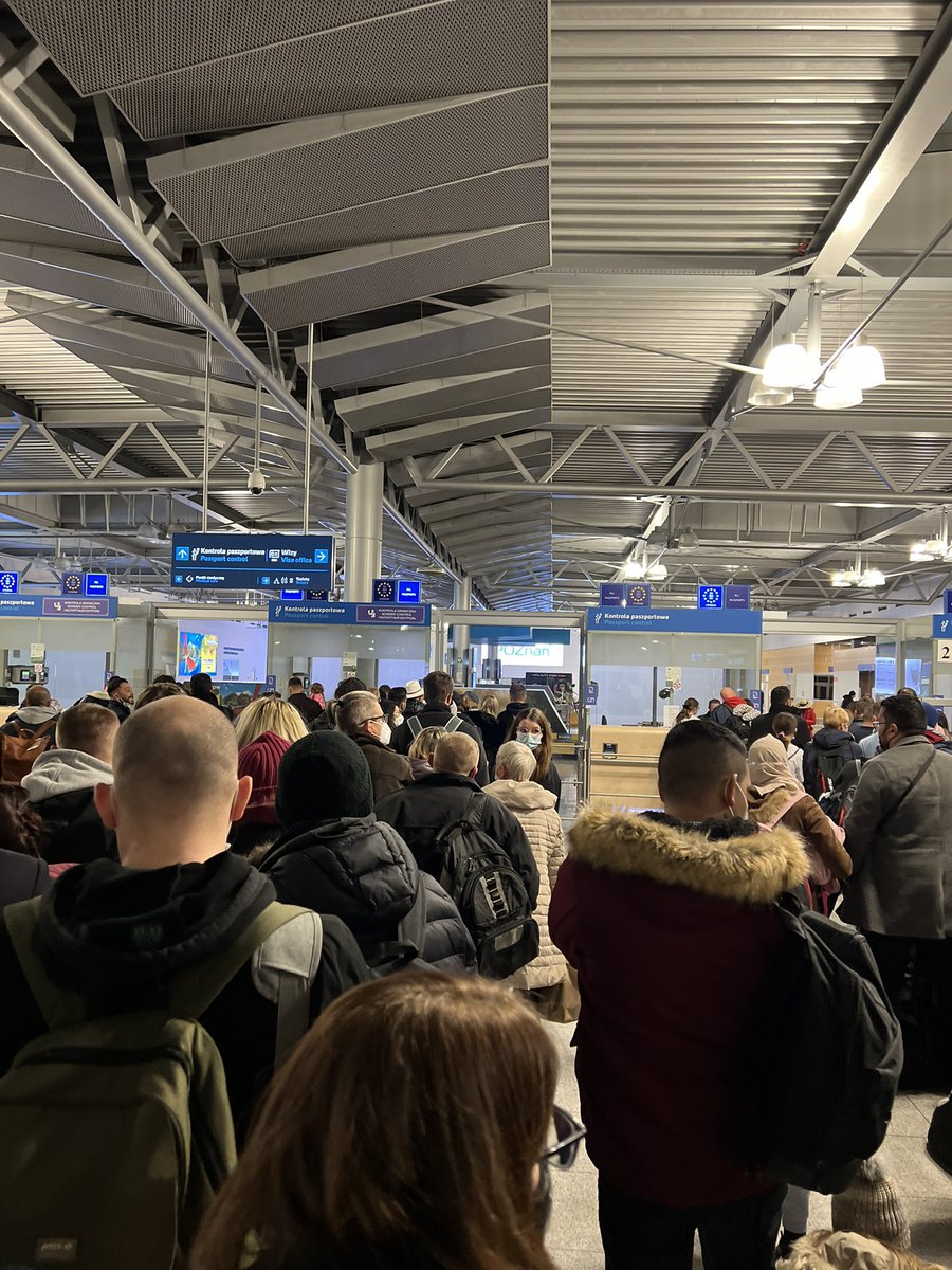 bigmfe1976's tweet photo. @poz_airport  Serio Poznan trzy okienka czynne na kontroli paszportowej!!!! https://t.co/cSyTTKH4v0