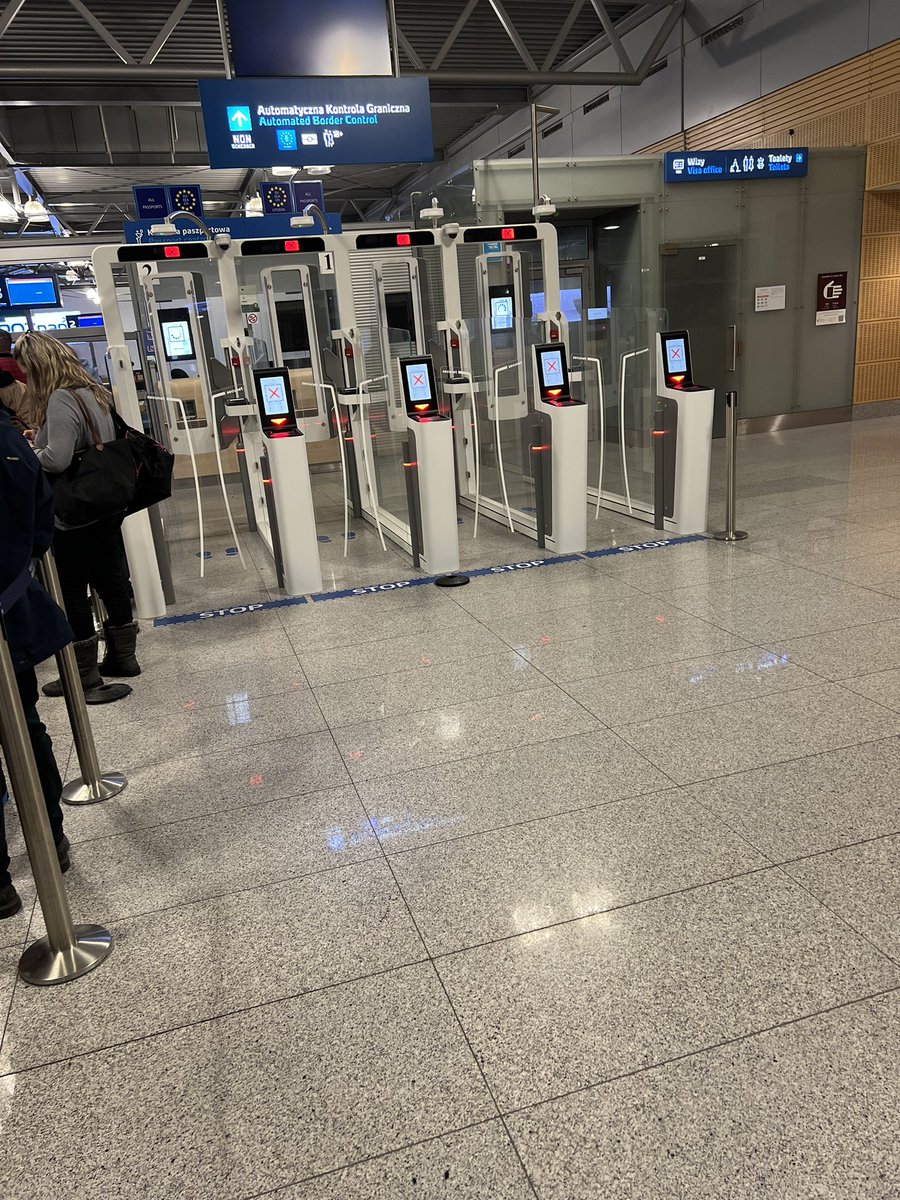 bigmfe1976's tweet photo. @poz_airport  Serio Poznan trzy okienka czynne na kontroli paszportowej!!!! https://t.co/cSyTTKH4v0