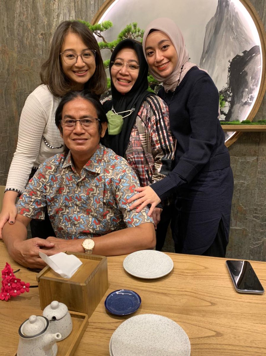 Intsiawati's tweet photo. Happy Milad Papa Iwin yang ke 58 thn
Nikmat hidup, berkah umur dan bahagia dunia akhirat…

Aamiin ya Robbalallamiin....

#dpdri #intsiawati https://t.co/4rdG9px5GC