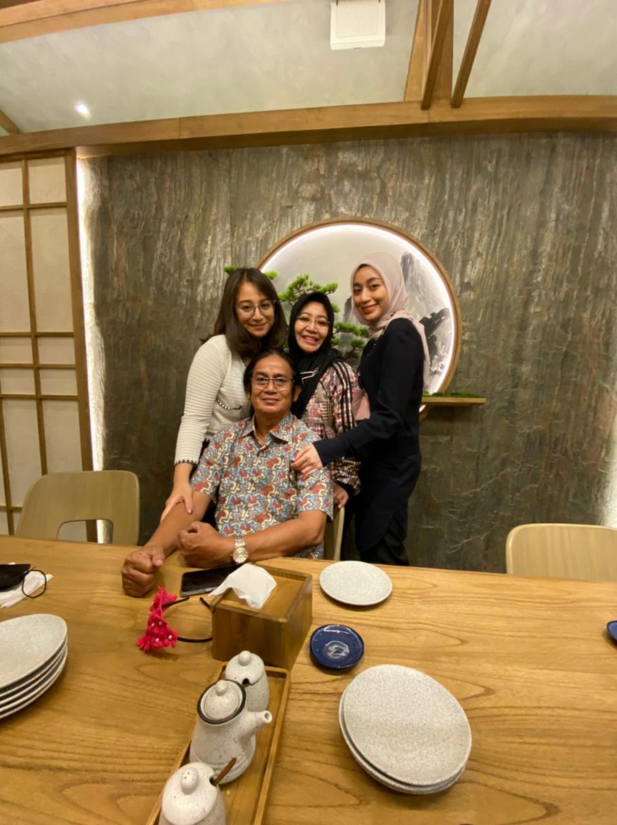 Intsiawati's tweet photo. Happy Milad Papa Iwin yang ke 58 thn
Nikmat hidup, berkah umur dan bahagia dunia akhirat…

Aamiin ya Robbalallamiin....

#dpdri #intsiawati https://t.co/4rdG9px5GC