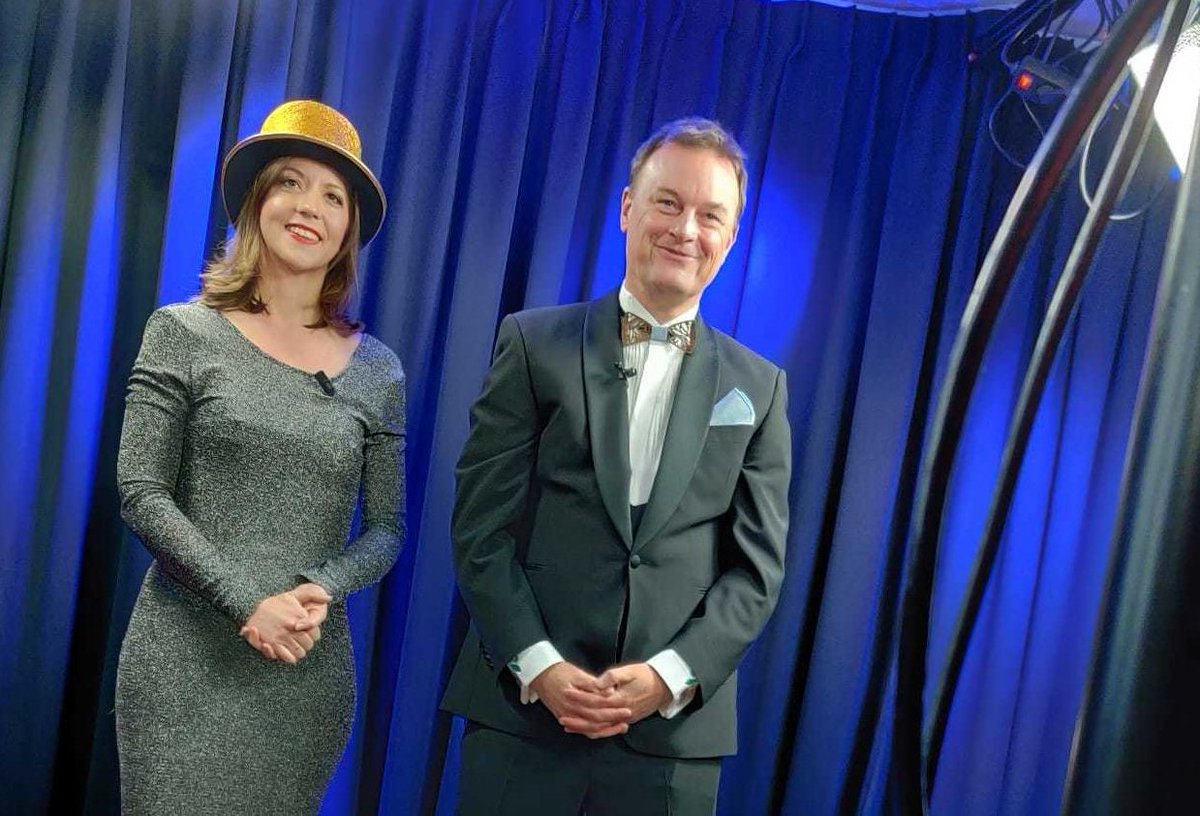 MiModeration's tweet image. And the winner is... This is how Sandy Nijhuis and @jkwadraat transformed a dull studio setting in a vibrant online show. They moderated the Best Events Awards Show 2021 last week, have a look behind the scenes. 
mastersinmoderation.com/matches/best-e…. 
#behindthescenes #BEA #awardsceremony