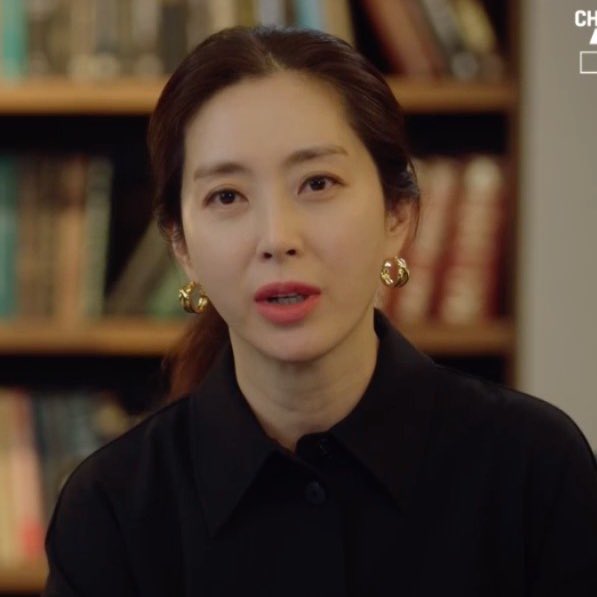 alfsaery's tweet photo. i’m still not over this career woman look of han seonjoo 😭🤍 #ShowWindowEp9 #송윤아 https://t.co/7T9oJrEKXM