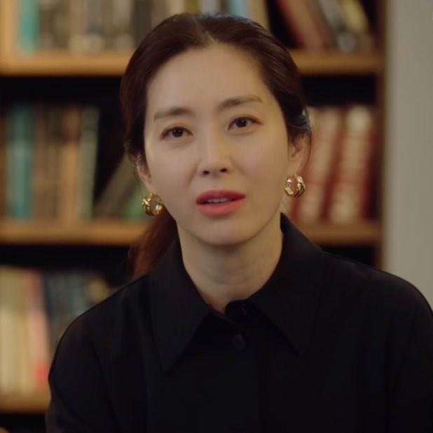 alfsaery's tweet photo. i’m still not over this career woman look of han seonjoo 😭🤍 #ShowWindowEp9 #송윤아 https://t.co/7T9oJrEKXM