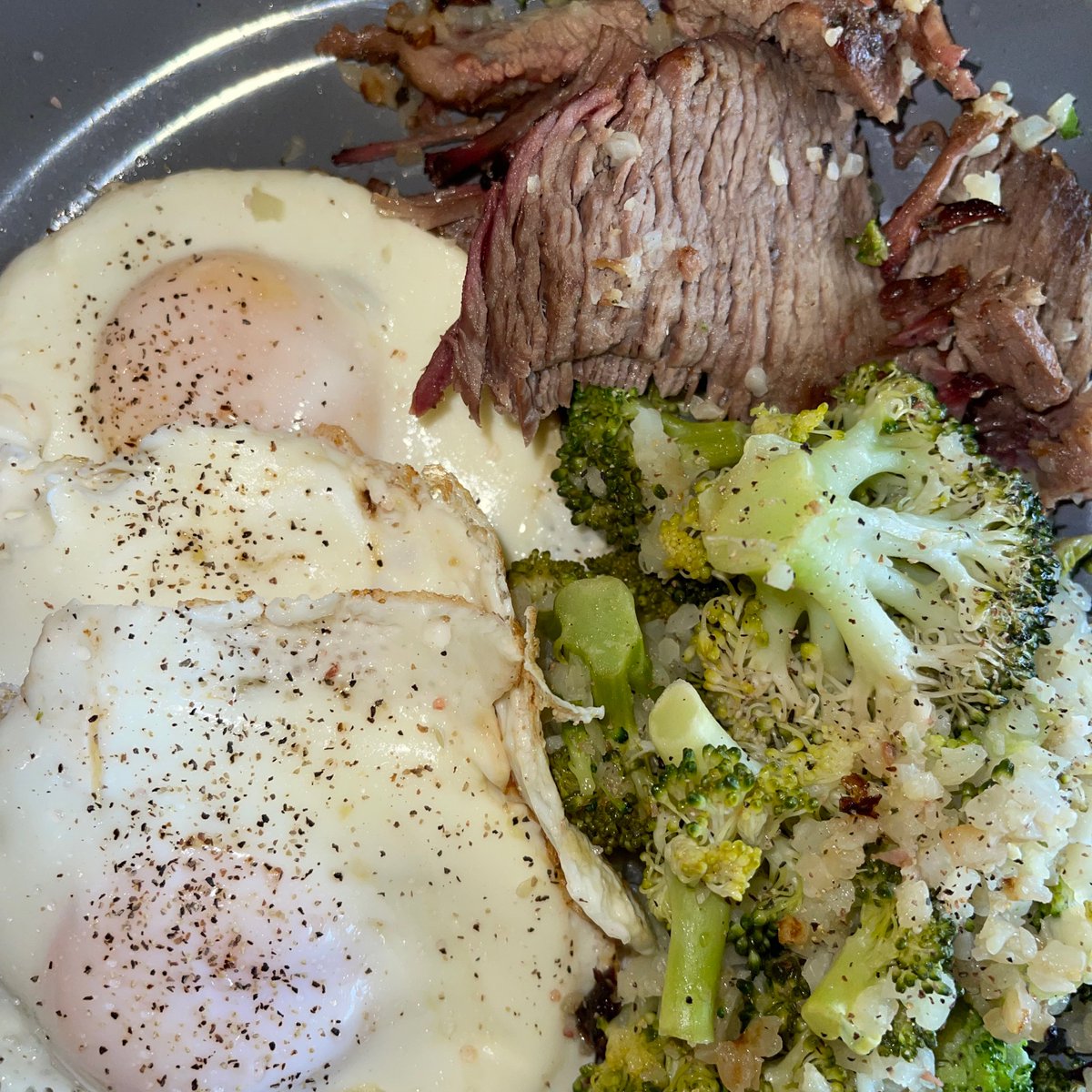 Leftovers coupled with eggs makes a well-balanced and healthy breakfast!

#leftovers #breakfastmadesimple #healthyfitnesslifecoach
