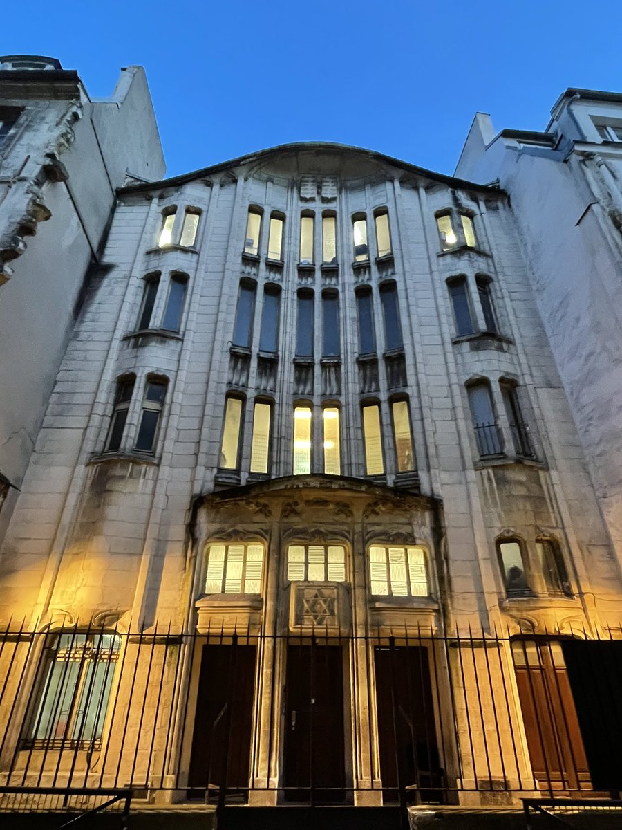 Rue pavée #Paris la synagogue #artnouveau magnifiée par la lumière. #marais #quartierjuif #Pletzl