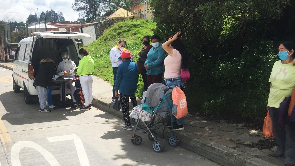 SSchapinero's tweet photo. #ElRefrigerioCalientesEs, un apoyo para las familias más vulnerables de nuestra localidad.

El proyecto de Nutrición y Abastecimiento de la @SSchapinero realiza entrega de comida caliente en el barrio San Luis. #MásTerritorio @Diegoromeroser1 https://t.co/aj8MbtHtVj