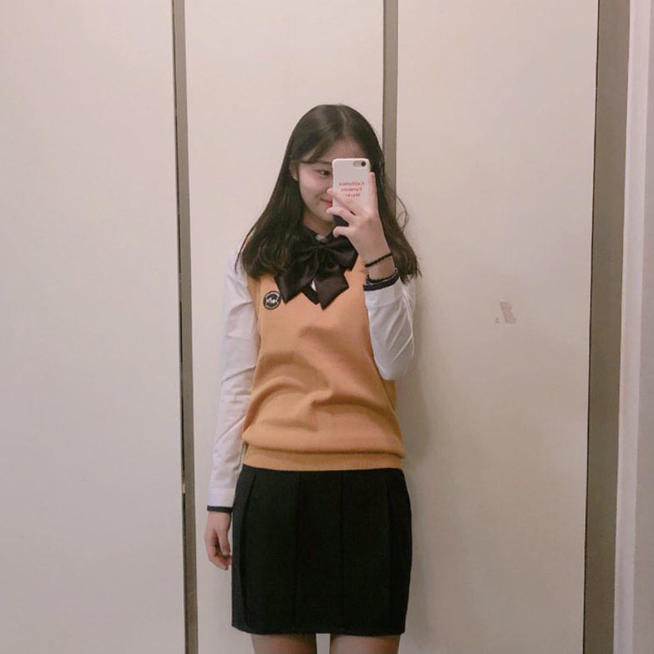 찾았다 중딩때
고등학교교복사면 이렇게 신나서 찍잖아
💤킄 아날로그파리갬성