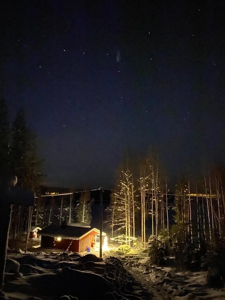 Karlavagnen och kometen Leonard (!?) ovanför Konttajärvi, Pello, Finland 26.12.2021. Fotad med mobilen. Ibland har man tur med att fånga ögonblicket.