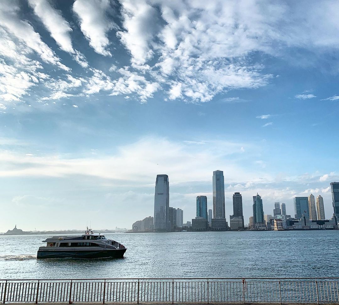 #HarborsideJC is located just across the Hudson River from downtown #Manhattan. Hop in a car, train, or a ferry and be here in minutes. ⛴ Explore our location: harborsidejc.com/location/ 

📸: <a href="/jc_upfront/">Jersey City Upfront</a>