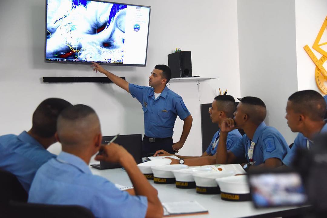 EscuelaSubNaval's tweet photo. #Destacado 🤩
#SabíasQue El día del #Grumete a bordo de nuestra @EscuelaSubNaval comprende de actividades de carácter académico y naval - militar, necesarias para su formación integral? 
#disciplinayhonormarinos
#Escuela 
#EscuelaNavaldeSuboficiales https://t.co/xXjngBuvuO