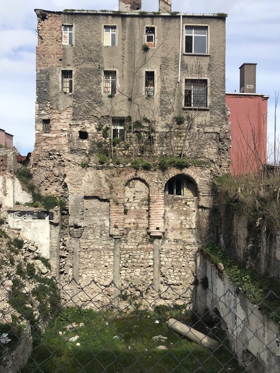 Sultanahmet ve Cağaloğlu arasında bir garip bina. Altı Bizans, ortası Osmanlı ve üstü Cumhuriyet dönemi sanırım:)