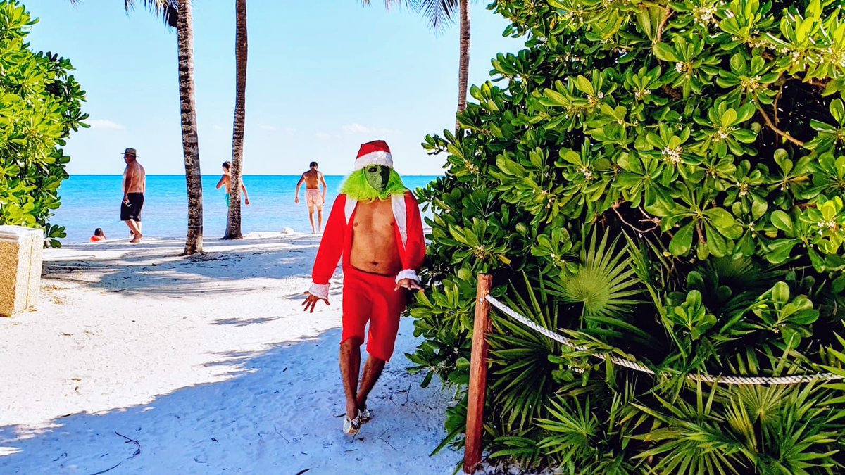 TresRiosResort's tweet image. Both Santa and the Grinch made an appearance this weekend. #SunsetWorldIsBack