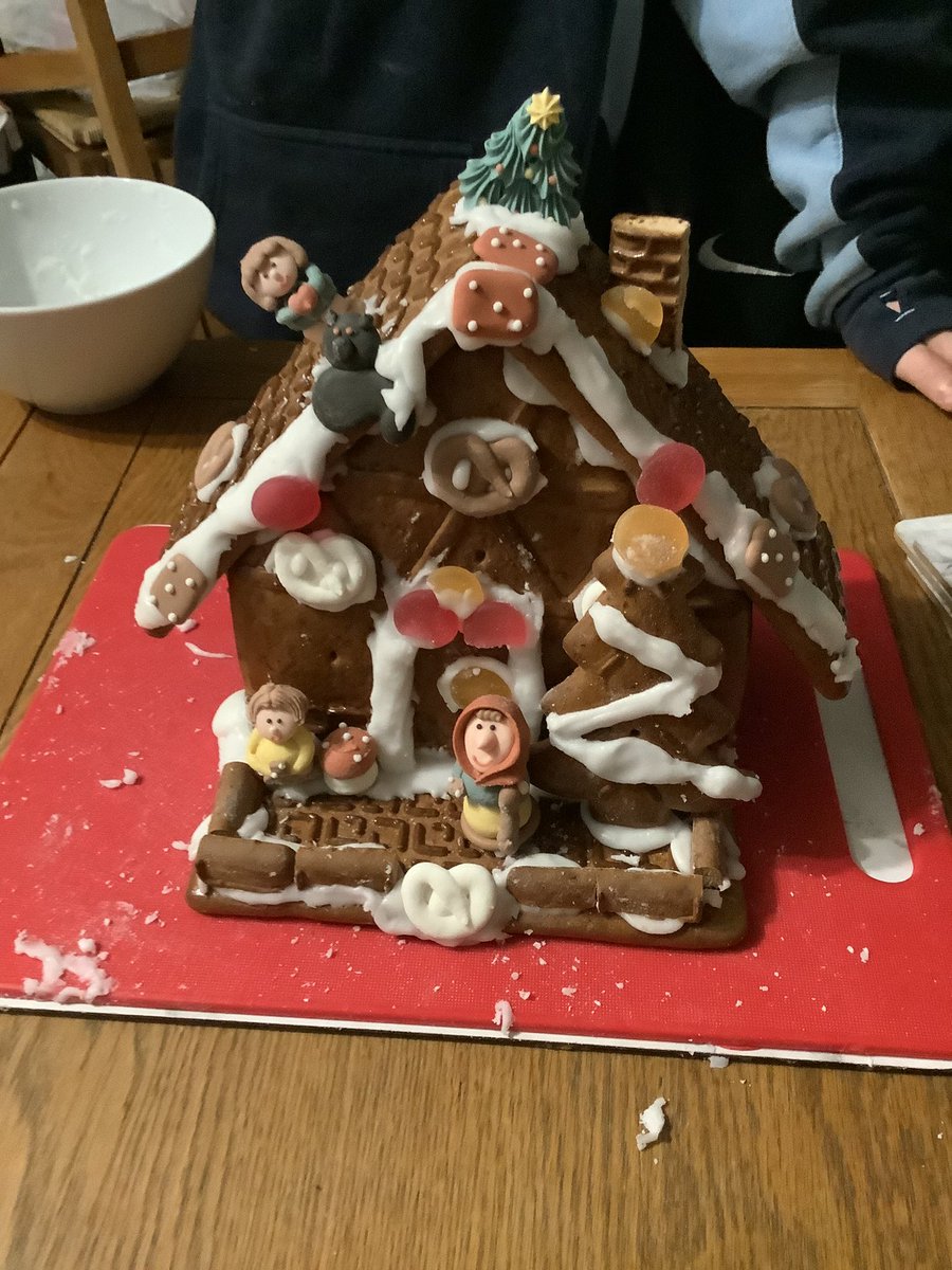 nessiethehead's tweet photo. Thank you to @LidlGB for your gingerbread house kits. Kept 4 children well entertained for not quite as long as hoped for but still plenty of time #familyfuntime #christmasgingerbreadhouse #icingeverywhere #whydidigetthecleanupjob https://t.co/Sq6iNb4EdO