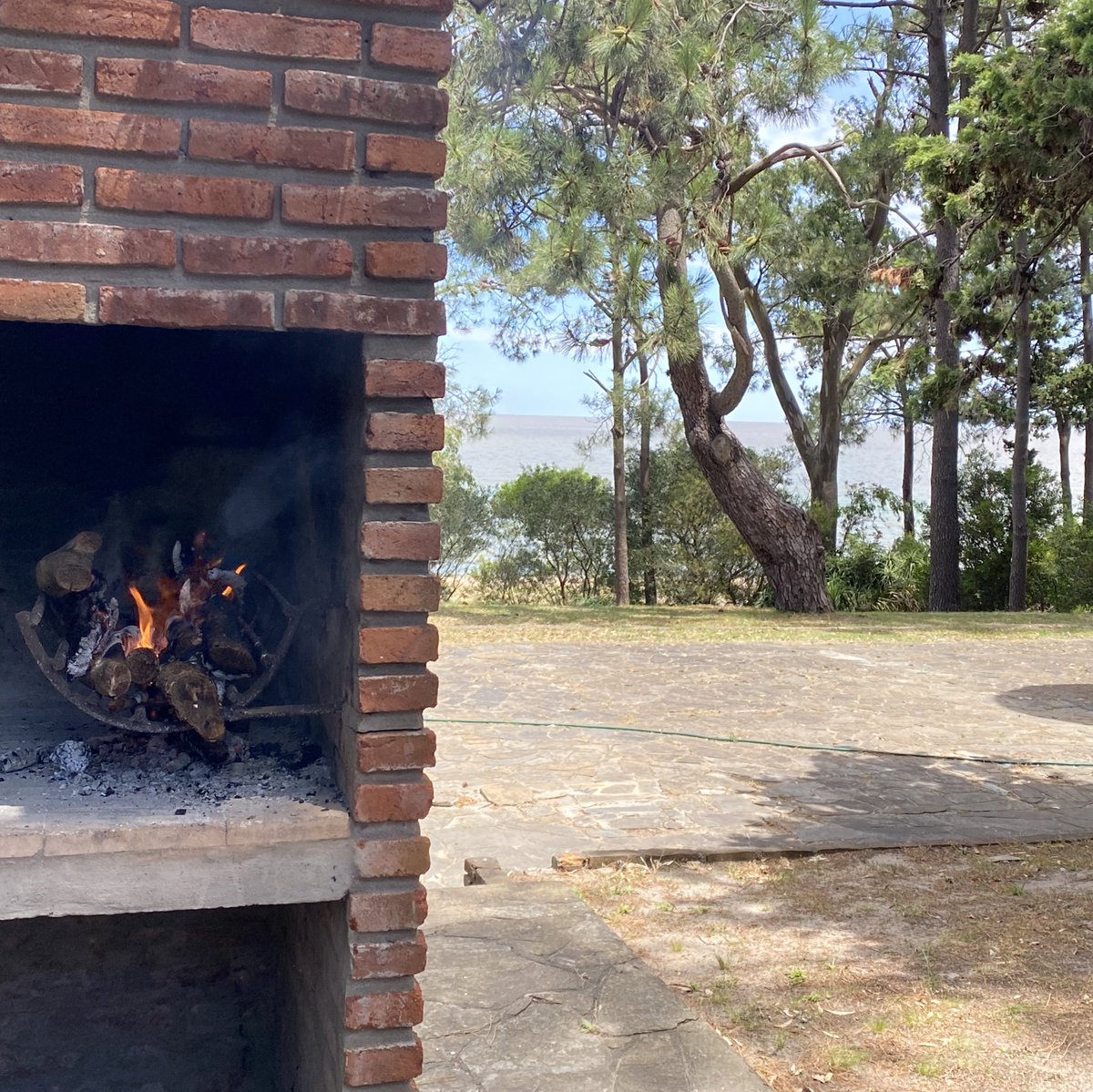 En Playa Britopolis, en familia, con el fuego prendido y con La Cuerda de  <a href="/ntvgoficial/">No Te Va Gustar</a> sonando. Insuperable. <a href="/EGBrancciari/">EMI</a>