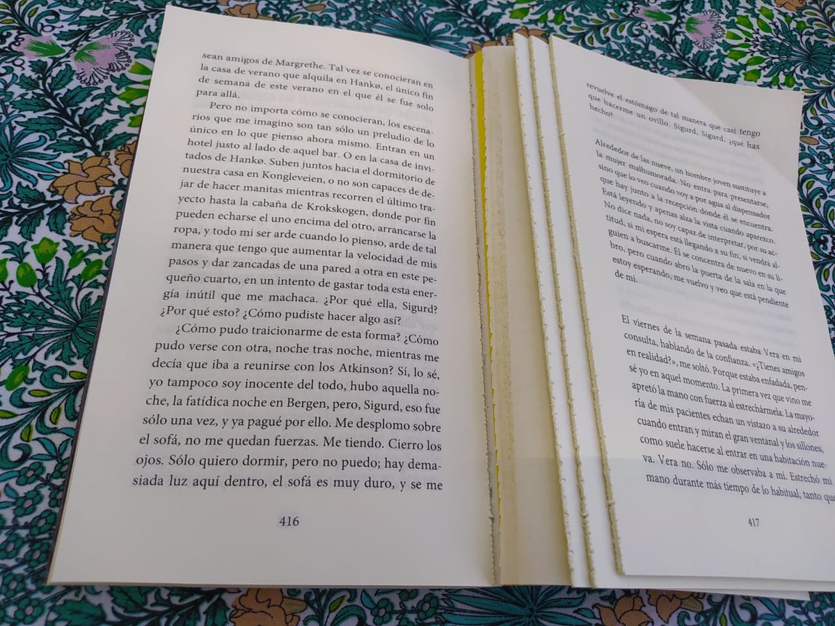 menendezflora's tweet photo. Hola @edit_planeta compré hace menos de un mes este libro, en @AteneoYenny y se me desarmo! Con lo que cuestan... Media pila... 🙄 https://t.co/gcJGr1Lq5d