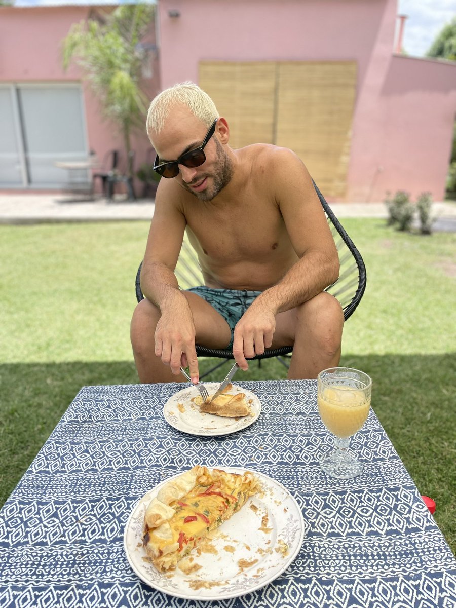 MPierdomenico's tweet photo. Algo más lindo que salir de la pile y comerte una tarta, (todavía mojado) con el amor de tu vida? https://t.co/rELrfQlLB0