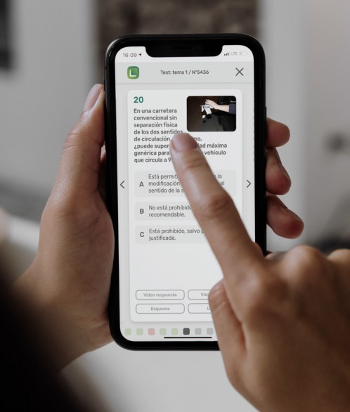 Practicavial's tweet image. ¿Estás preparándote para el #examendeconducir? ¡Presta atención! En #PracticaVial tenemos un regalo para ti👇

✅  Hemos creado más de 1.000 vídeos con el temario de la #DGT ➡️ bit.ly/3Cz3OPi
✅  Además, 10 trucos para aprobar el examen teórico ➡️ bit.ly/3hfPu6q
