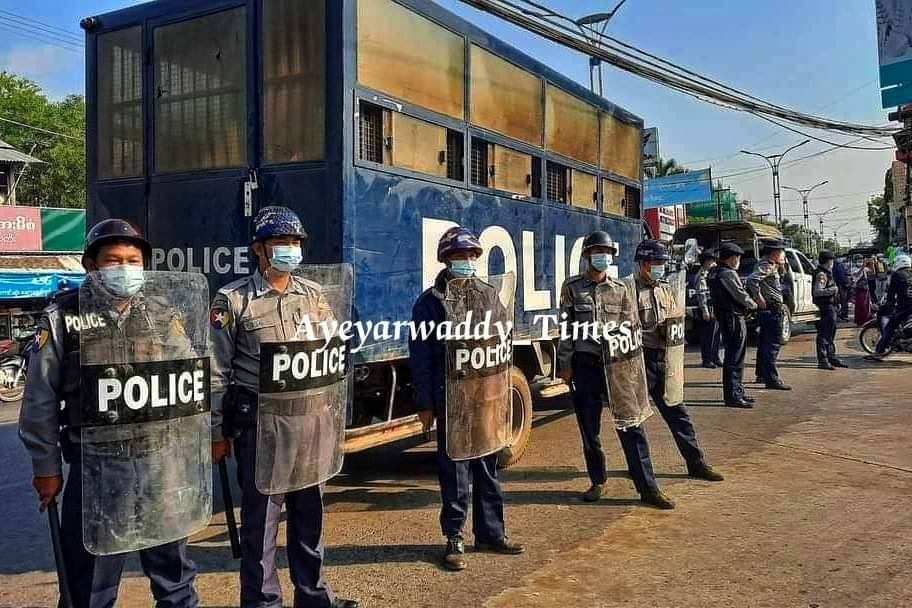 In #Pathein town, #Ayeyarwaddy Region, On Dec24,as they failed to arrest a woman renting at a home,they abducted the house owner woman as hostage. #WhatsHappeningInMyanmar #WarCrimesOfJunta  #Dec27Coup