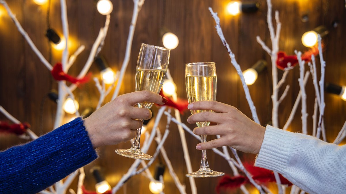 DCFray's tweet photo. ⏰ Time to party! We're taking it to @grandcentraldc and @unionoysterbar, each with an OPEN BAR, for our 6th Annual New Year's Eve Celebration!
✨ Grab your tickets now at https://t.co/dcPePFJID2
#dcfray #fun #newyears #events #grandcentralbar #uniondistrict #dc #openbar https://t.co/GZbbPjiKGC