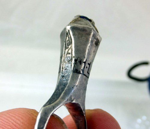 SamiFortune's tweet photo. Mamluk silver and sapphire ring C13th-C14th century Spotted recently on the London art market…stunning and crafted with Nelio Kufic calligraphy #mamluk #mamlukring #mamlukjewelrey #islamic #islamichistory #history #arabic #historicjewelrey https://t.co/3cYQhR7Af5