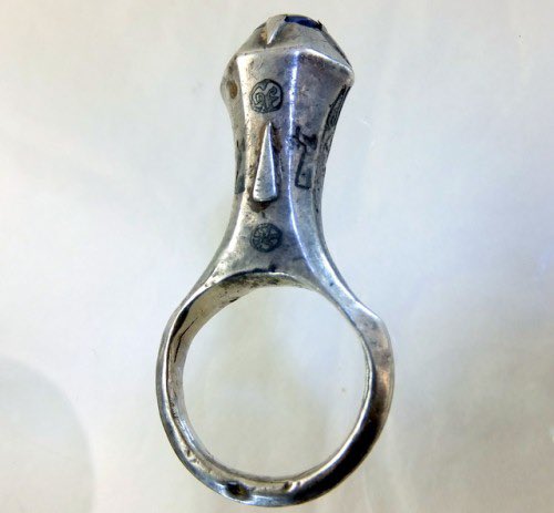 SamiFortune's tweet photo. Mamluk silver and sapphire ring C13th-C14th century Spotted recently on the London art market…stunning and crafted with Nelio Kufic calligraphy #mamluk #mamlukring #mamlukjewelrey #islamic #islamichistory #history #arabic #historicjewelrey https://t.co/3cYQhR7Af5