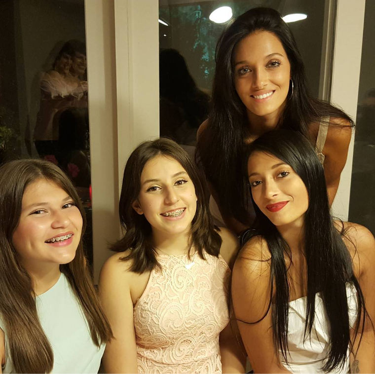 AutinoGotte's tweet photo. #OrianaYTizianaSabatini
#MisSobrinasFlorenciaYCamila
#Navidad2016 https://t.co/Aa8pPvdwbq