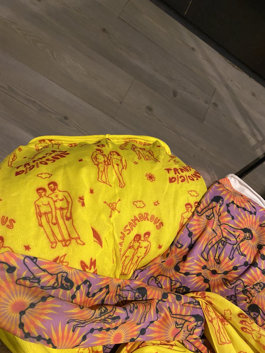 MATIGONZALEZGIL's tweet photo. PARA ESTE 31 DE DICIEMBRE se le tiene la media pantalón amarilla con rojo para la suerte y el amor; y la media con colores de chacras que liberan la sexualidad y la mente para que tenga pasión sin prejuicios. #transamorous https://t.co/1PytSgoY6f