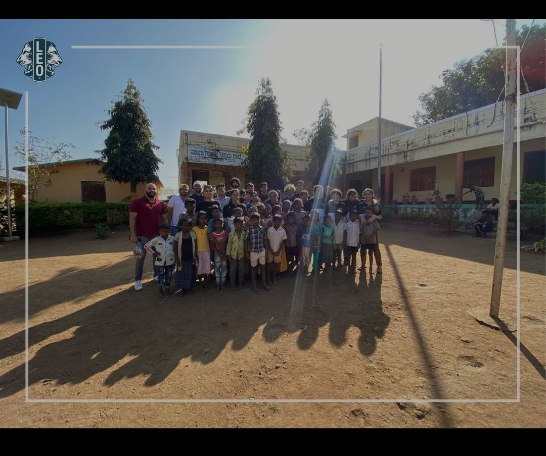 LeoErish's tweet photo. Had a splendid weekend in Udburu with @project_reachout and these lil' cuties.
We as a team,gave a facelift to a govt school which was shutdown during the recent lockdown,by cleaning and painting the walls.
.
#leocluberish #leoclub #leoclubmysuru #projectreachout https://t.co/PYCi1SzhU4