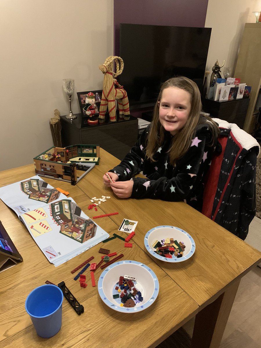 beckieyates's tweet photo. Friends Lego! 7hours! Still going strong 😍 https://t.co/83URr5Gaup