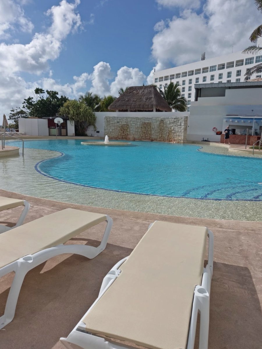 SunsetCancun's tweet photo. Enjoying the last week of 2021.
#SunsetWorldIsBack https://t.co/iy19kpMtYG