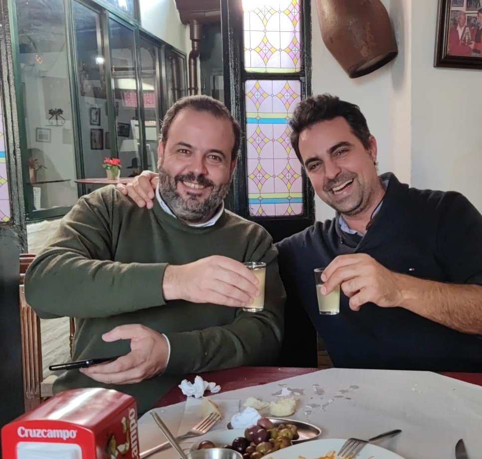 AlvaroCasvi's tweet photo. Mi socio 🍷🇪🇸🔝🙌
#misocio #condoscojones #navidad2021 #andaluciaesmitierra #yosoydelsur #mostodelaljarafe #bollullos https://t.co/AELy13sb5y
