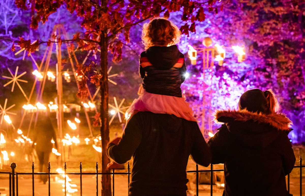 BrooklynBotanic's tweet photo. Looking for plans close to home over the school break? Get out of the house and into an outdoor winter wonderland at #BBGLightscape, open through January 9. Reserve  tickets at https://t.co/YYjxgLuTmY. https://t.co/Ez2MtDTSUo