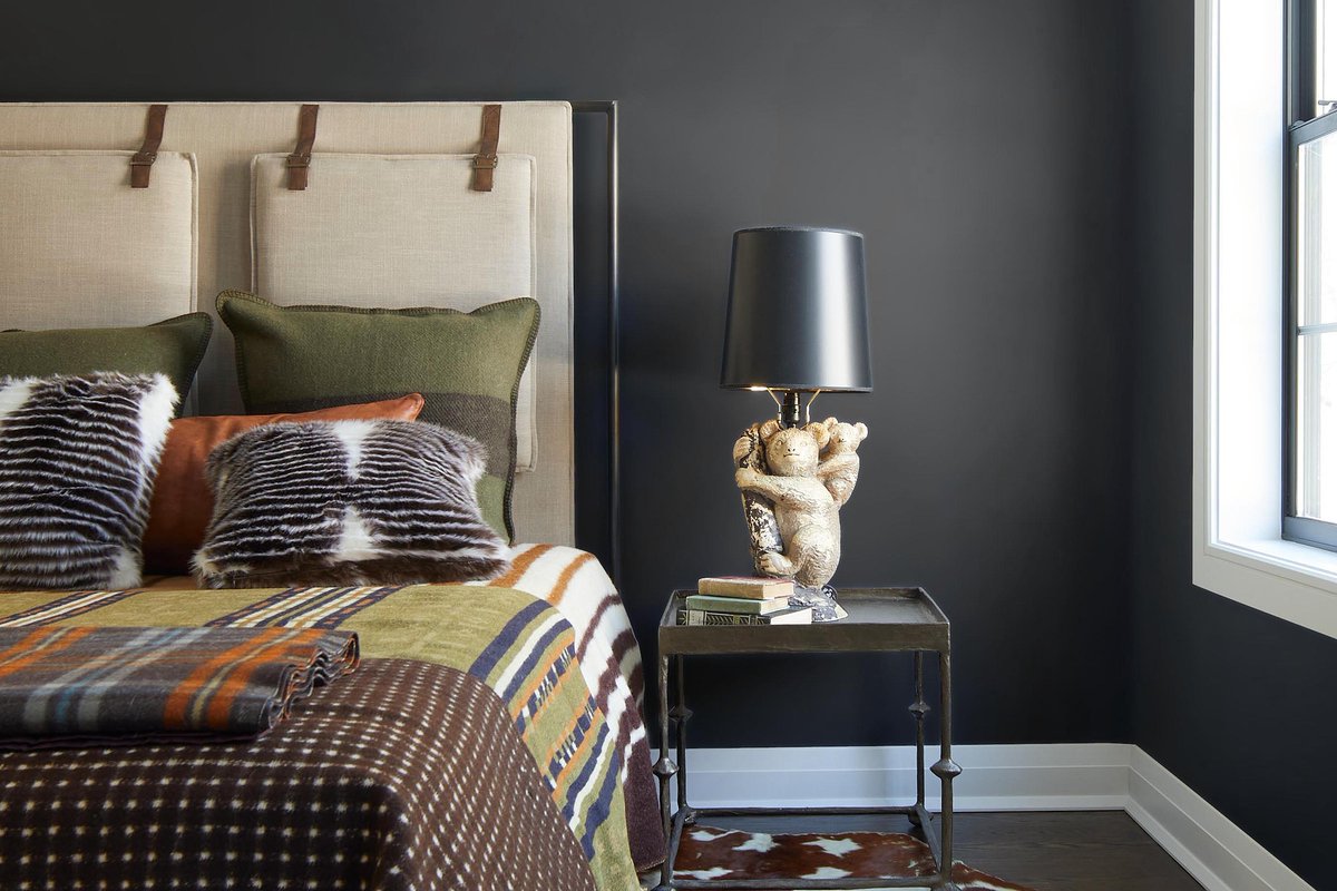 HuskyPaintStore's tweet photo. Show off your sense of style with a beautiful black—Black Beauty 2128-10. The ceiling and trim pop with white—Chantilly Lace OC-65. Reach out to us for your next paint project. #benjaminmoore #benjaminmoorecolors https://t.co/ii2LQSXHI7