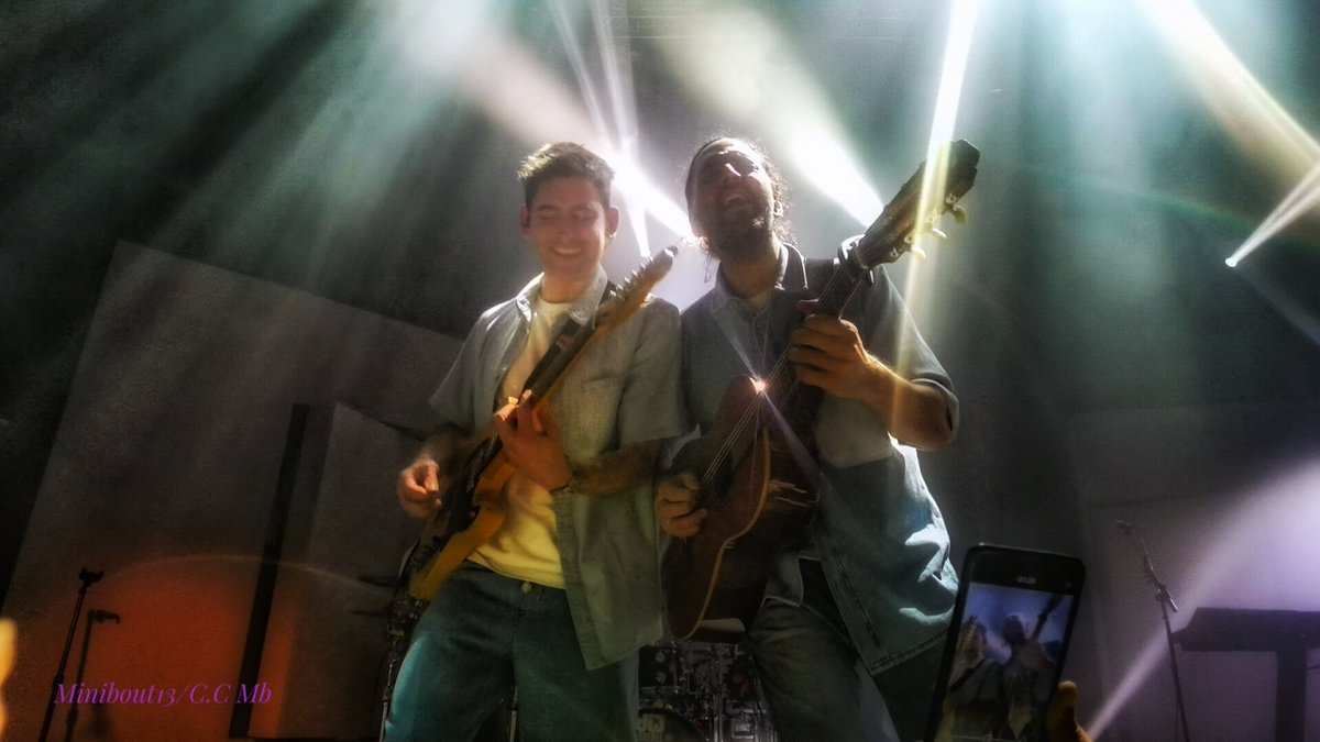 minibout13's tweet photo. Nos deux musicools guitaristes, @jeromekerio et @hugomarcus_hm , accompagnent @Amir_Off . Ici, à Châteaurenard, le 28 novembre 2021 sur #RETOUR1... 🔥🔥🔥 https://t.co/0LbofDTqY8