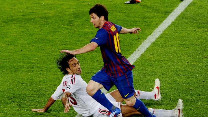 نيستا عن ميسي: عندما واجهته في الملعب ، ورأيت الكرة معه ، ذهبت باتجاهه بكل قوة من اجل ان اخذ الكرة منه ، ولكن بعد ثانيتين رأيت نفسي مرمياً على الارض ، وبعدها مد يده ليرفعني  ، وقتها تدمرت عقلياً..