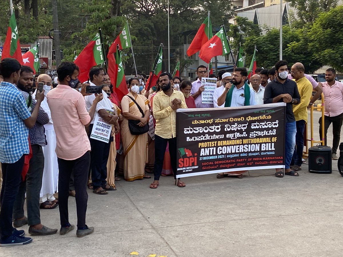 GmAshifpf's tweet photo. Protest to repeal Anti Conversion bill organised by #SDPI Mangalore south assembly committee in front of Mangalore DC Office…!

#AntiConversionBill #AntiConversionLaw #SDPI #protest 
#karnatakaassembly https://t.co/ycNLdfO5f7