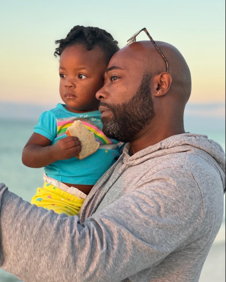 celly_92's tweet image. Dec. 9th my life changed forever because a coward took you away from us. Missing you everyday Daddy….🙏🏾💙 #LLTwin