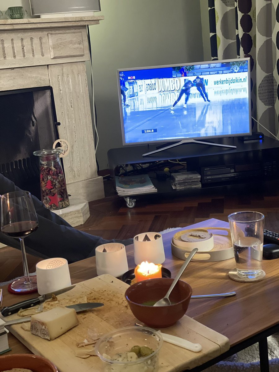 Zoals M zegt: decembervibes. Schaatsen op tv en restanten van de Kerstdis op tafel.