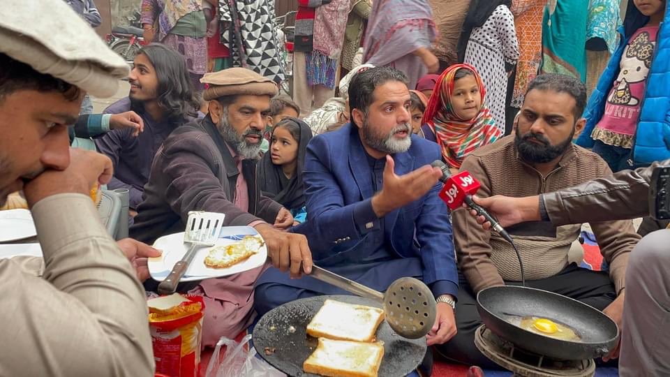 SaadMaqsud's tweet photo. شہر لاہور مسائل کی آماجگاہ بن چکا ہے لاہور شہر کے لوگوں کا منفرد احتجاج سڑک کنارے گیس کی بندش پر احتجاج کرتے ہوئے سڑک پر بیٹھ کر ناشتہ بنایا کاش حکمرانوں کو عوام پر رحم آ جائے ۔۔۔۔

#اب_جاگ_میرے_لاہور https://t.co/le8IDwqB7L