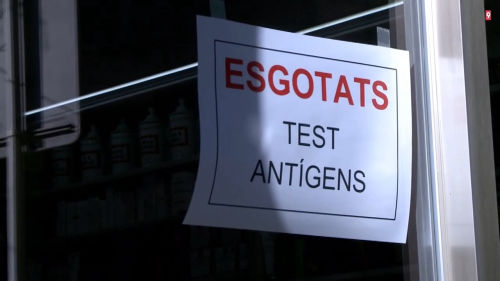 _AlexArenas's tweet photo. Si us plau @govern voleu fer el favor! Necessitem tests d'antígens, i ho necessitem ARA, la població necessita testar-se i de retruc no col·lapsarem els CAPS. No hi ha tests a la majoria de farmàcies, i quan arriben els preus són un escàndol. Governeu d'una vegada per al poble! https://t.co/KpUL58LXhX