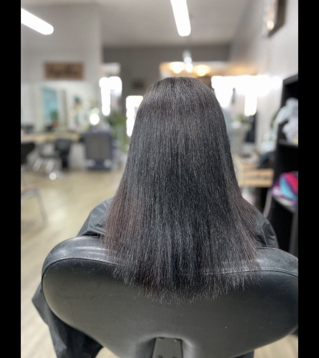 queencrysss's tweet photo. “My hair can’t grow” is not a real thing unless you were diagnosed with some kind of condition like alopecia. If your hair isn’t growing just come see me https://t.co/hQl4M2iXPO