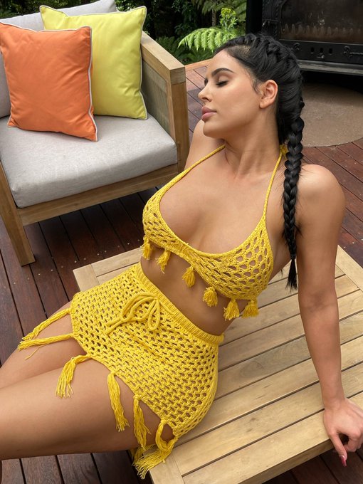 Rate my outfit 1-10💛 https://t.co/QPha0m8Ype