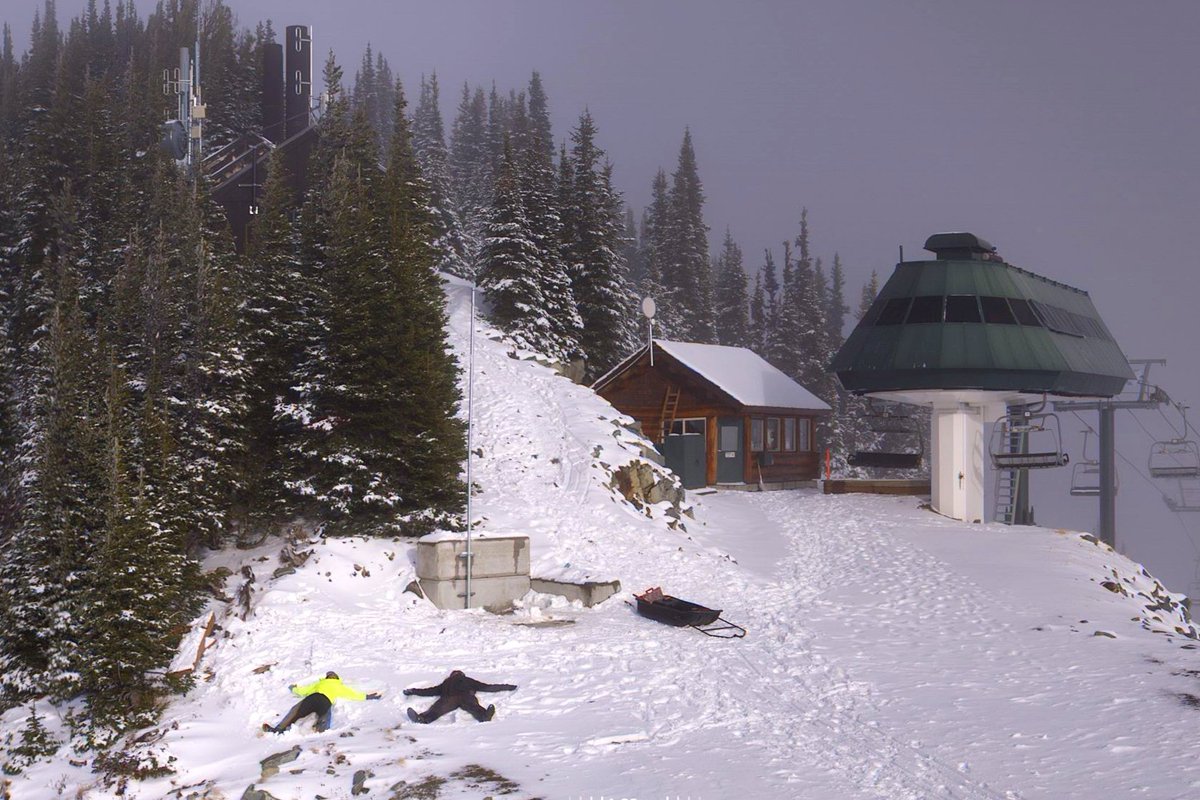 LegacyTowers's tweet photo. Christmas is a good time for making snow angels, right? Leo and Nathan are celebrating another day of progress getting the generator ready for the winter up in the Cascades. You might call this "Angels we have made on high"... #LegacyPower #KeepingYouConnected #AndHavingFun https://t.co/7X8Hs6qnxD