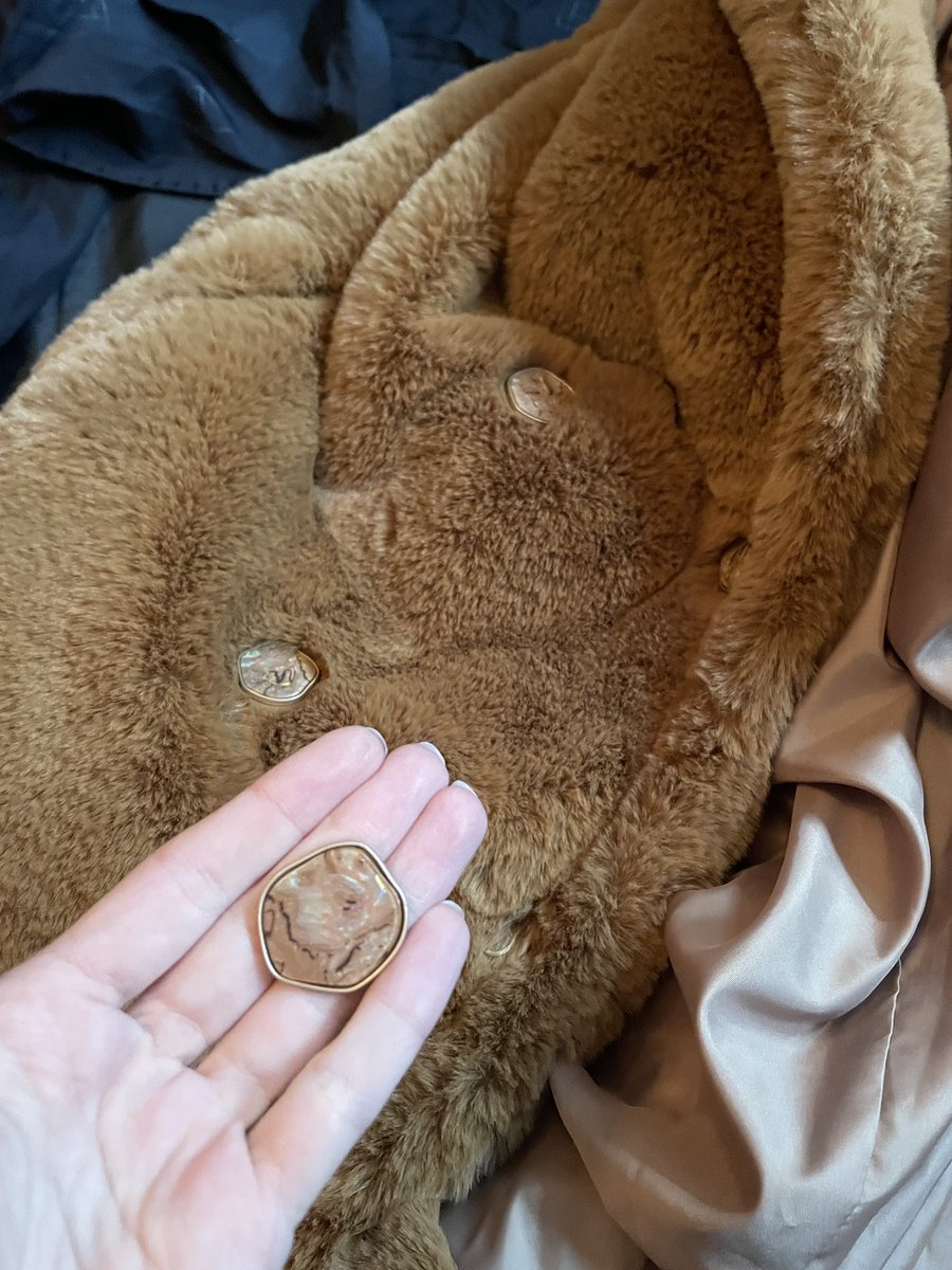 quinkatherine's tweet photo. @rtrhelp button had fallen off coat during shipping. Not happy https://t.co/vy4tTxfsYd