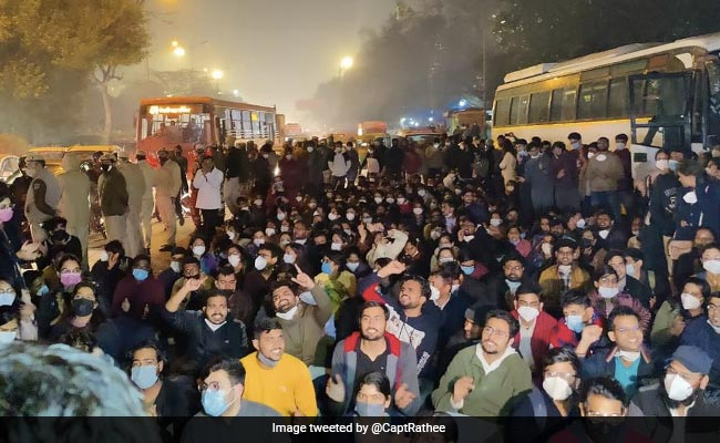 ndtv's tweet photo. Massive Doctors' Protest In Delhi Over #NEET Exam Braves Police Crackdown https://t.co/9hcP2vXCtC https://t.co/LknCmSqGDj